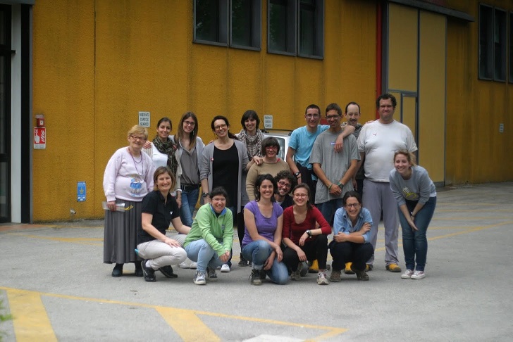 il gruppo di operatori e volontari che ha accolto le classi di alunni